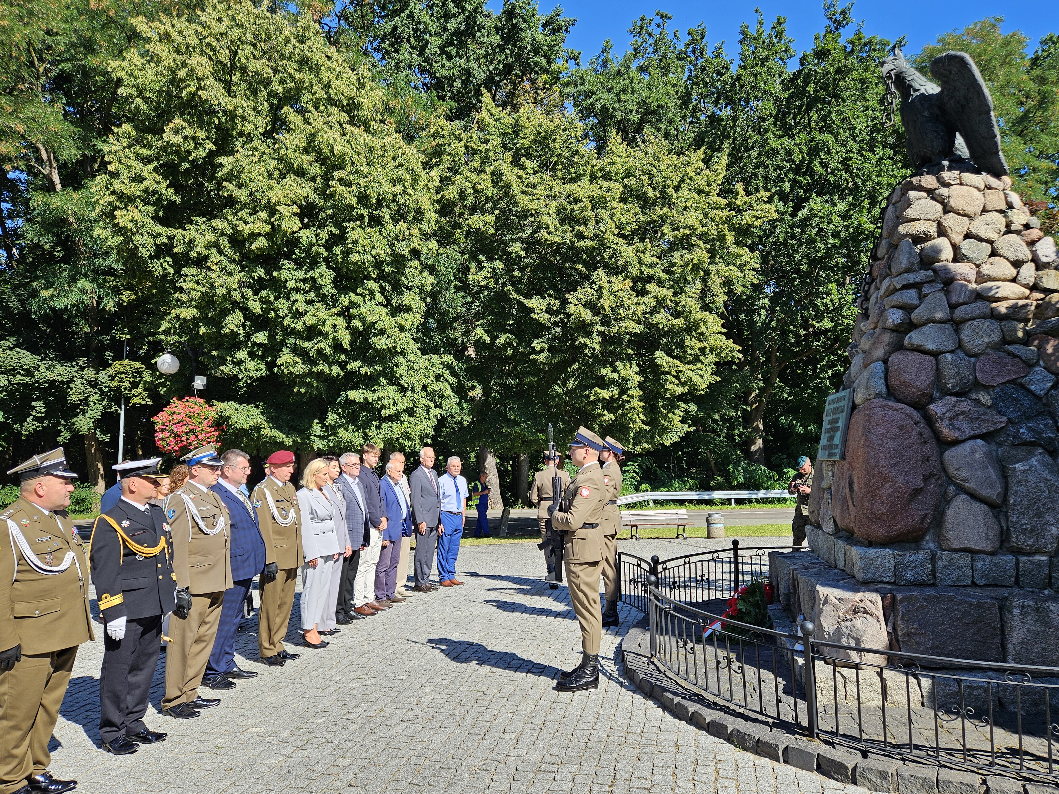 zdjęcie ludzi przy pomniku