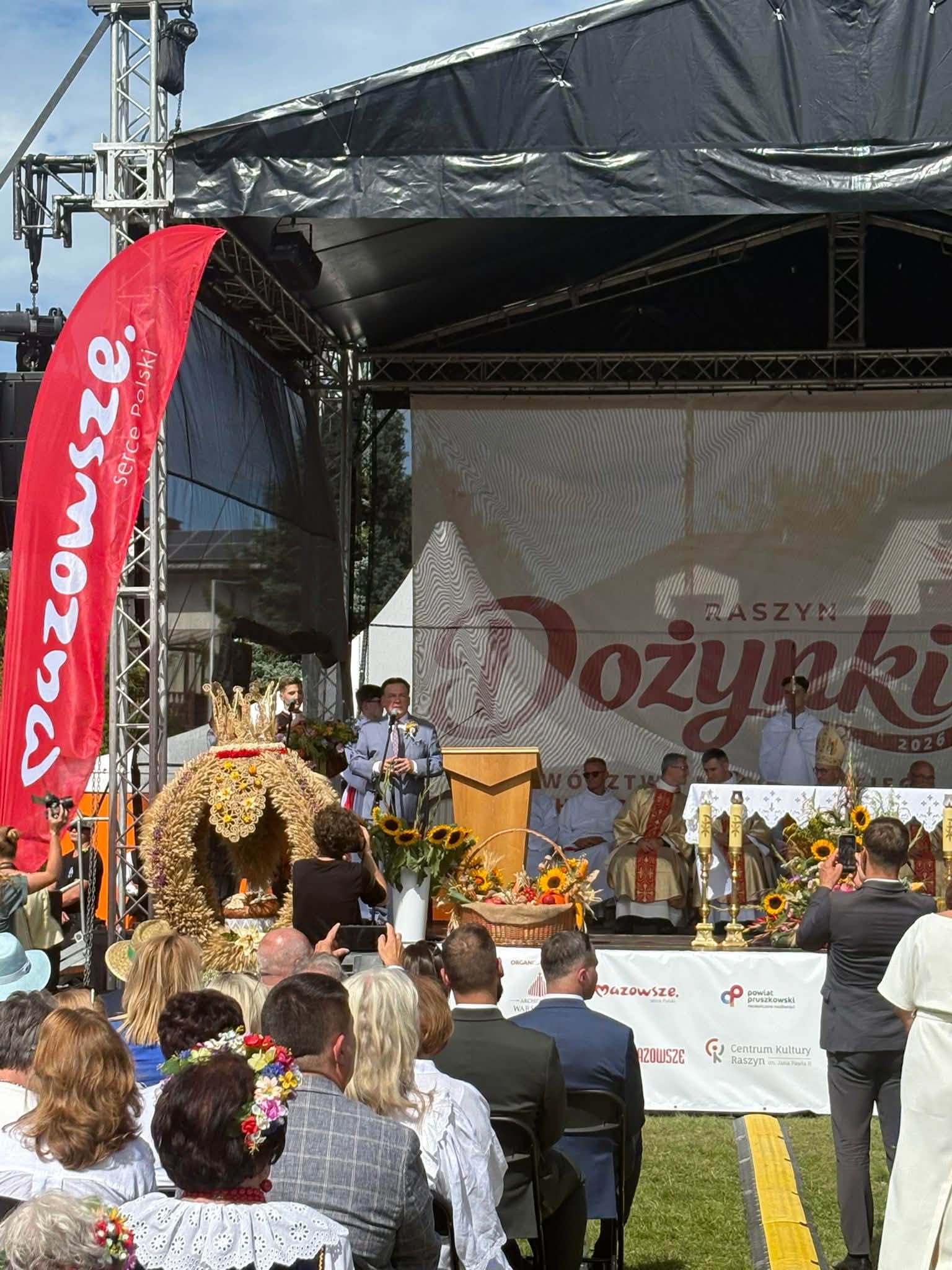 zdjęcie sceny na której odbywa sie msza z okazji dożynek