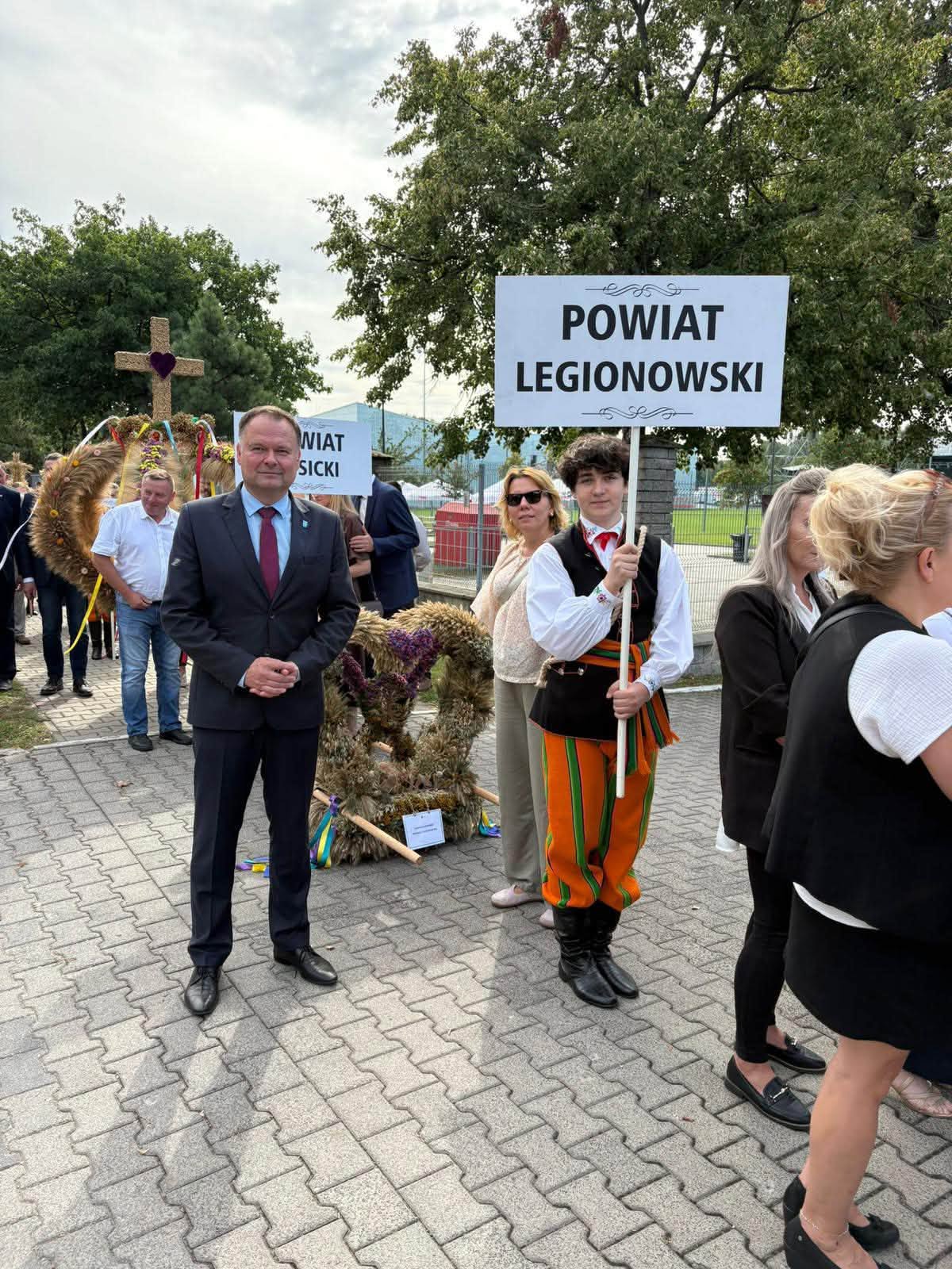 zdjęcie przedstawiające członka zarządu z wieńcem