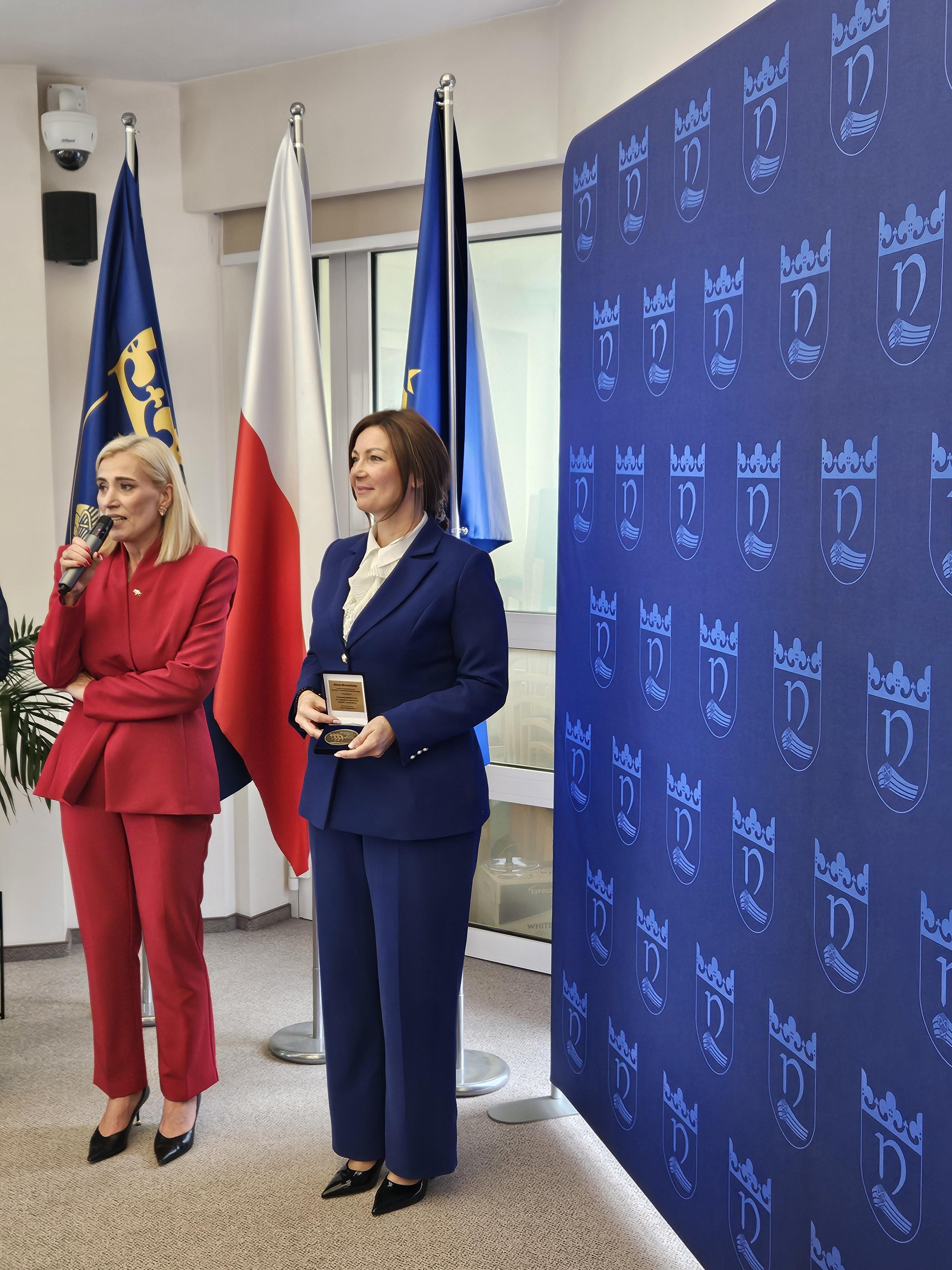 zdjęcie przedstawiające Panią Marszałek i Panią Wójt 