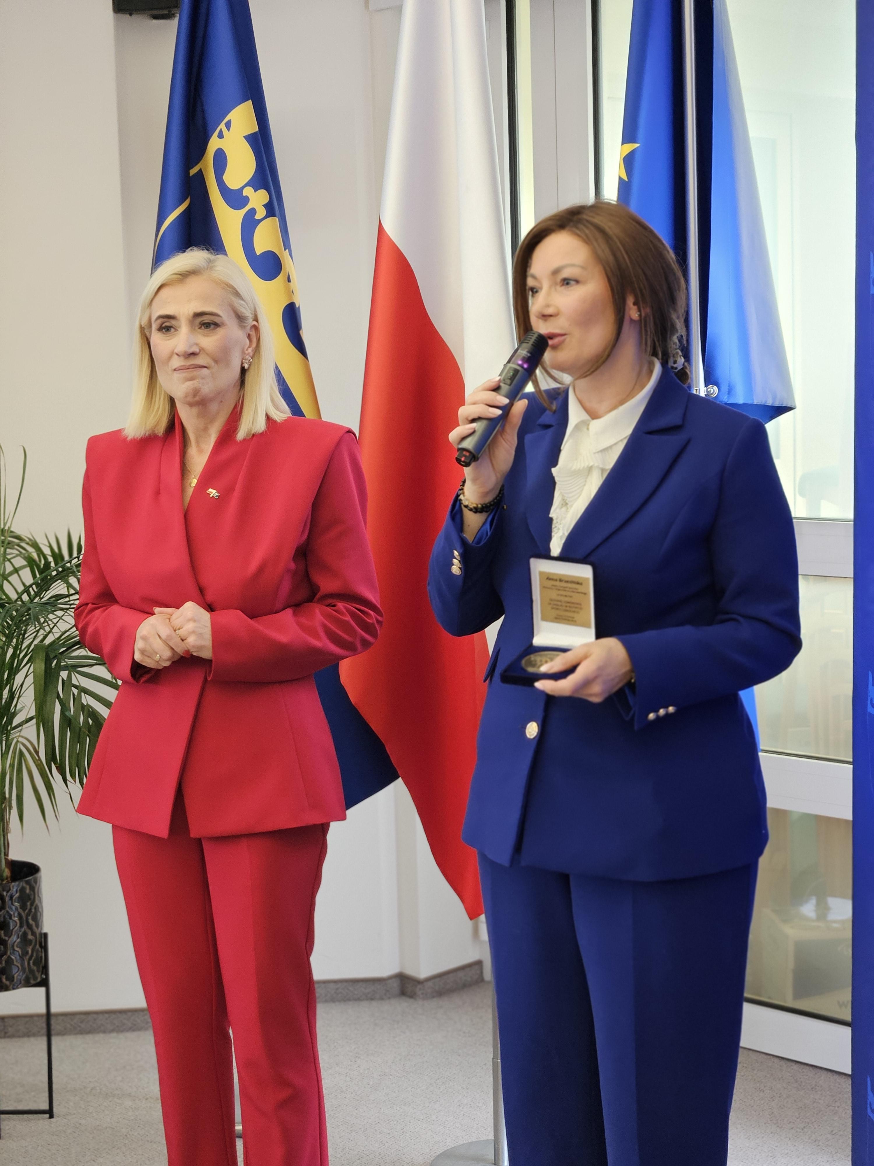 zdjęcie przedsatwia Panią Marszałek oraz Panią Wójt 