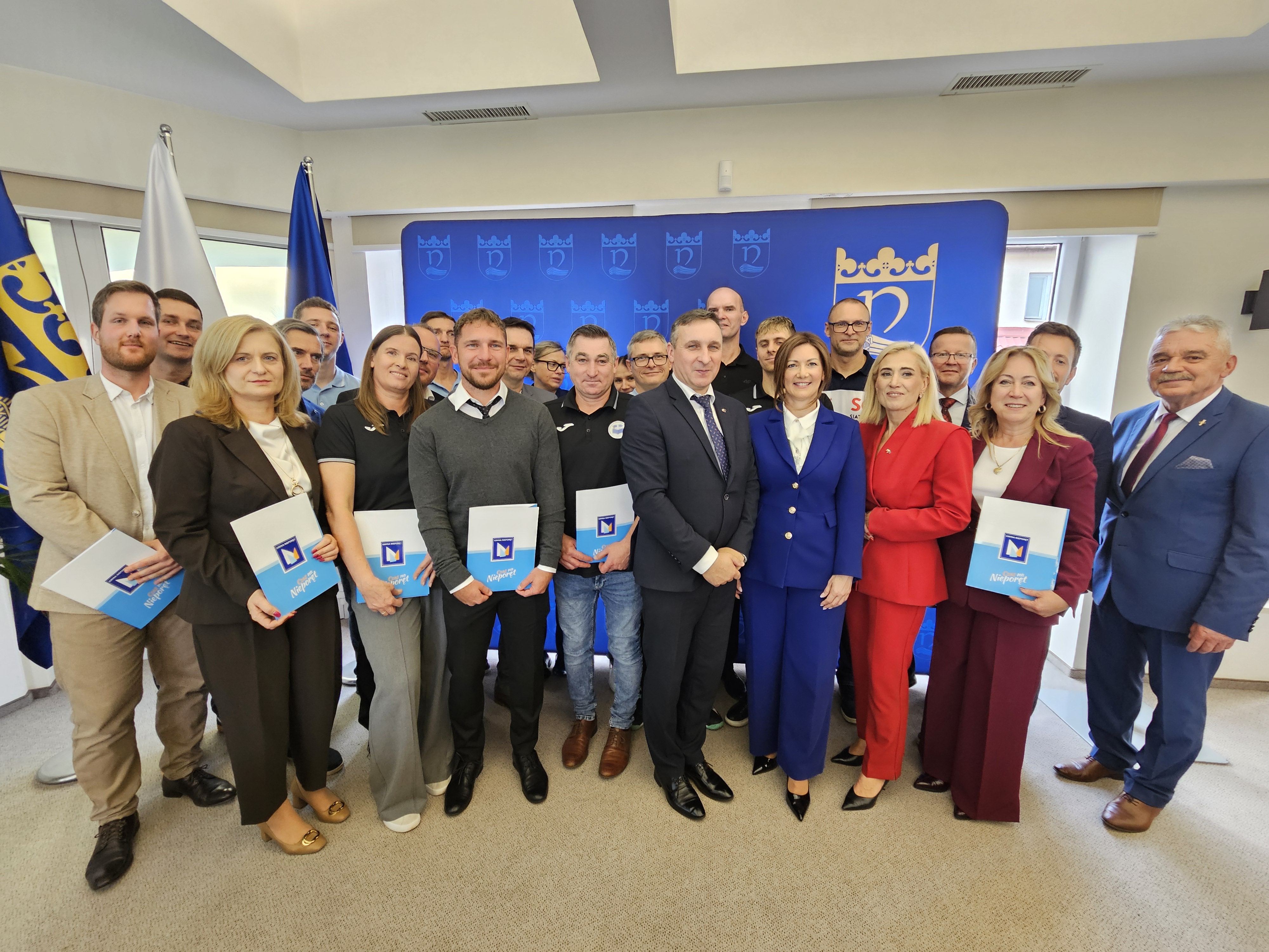 zdjęcie przedstawijące osoby z nagrodami