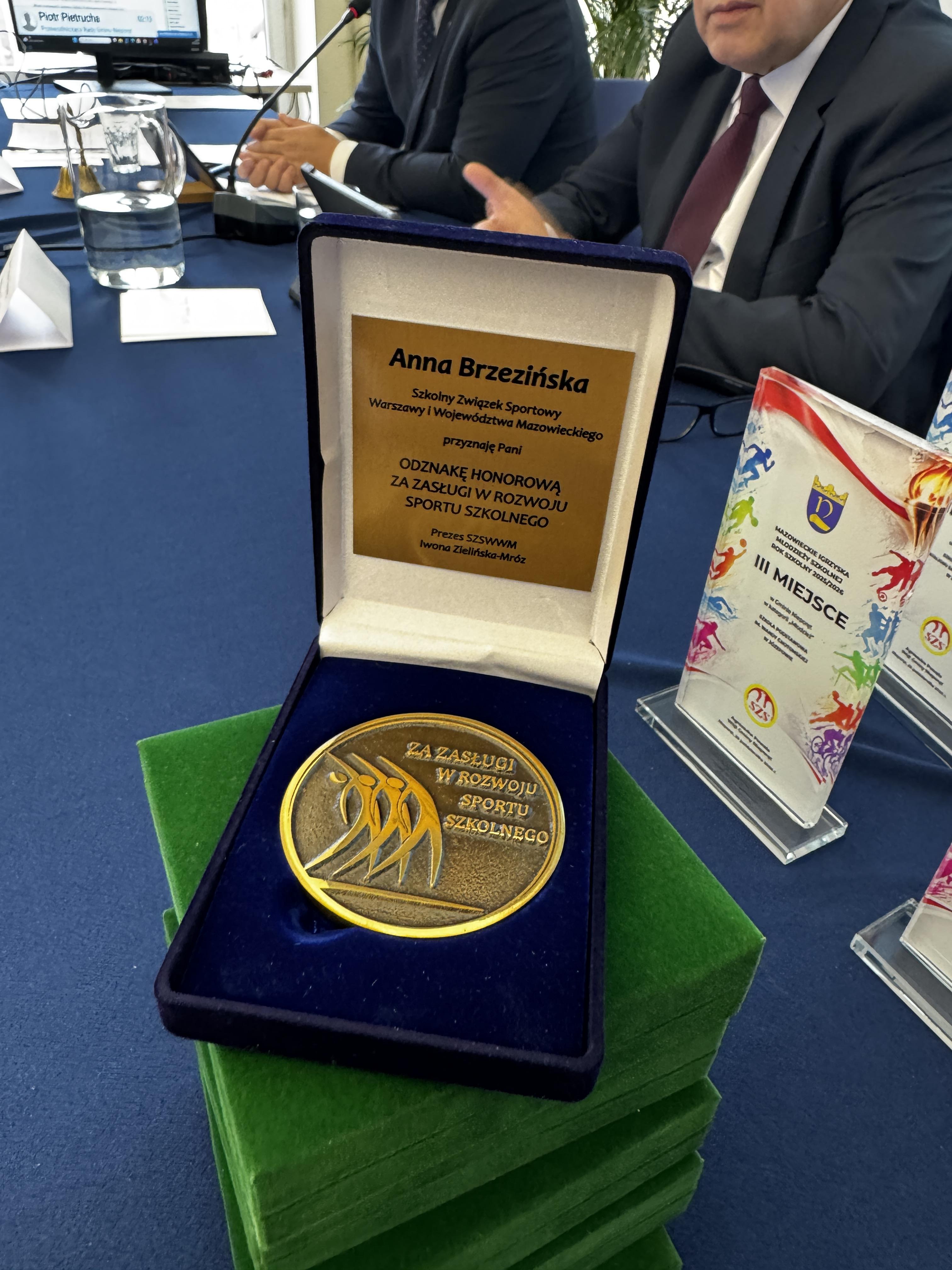 zdjęcie przedstawia medal