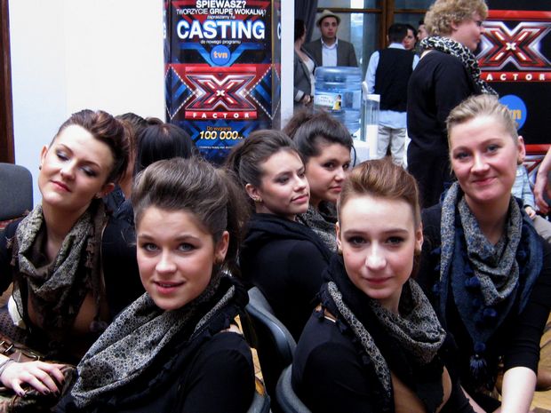 Klaudia, Karolina, Kasia, Paulina, Klaudia i Agnieszka zmęczone czekaniem na występ