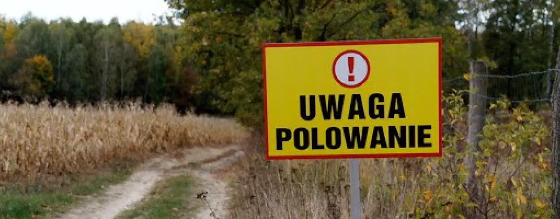 Na zdjęciu tabliczka z napisem Uwaga Polowanie!