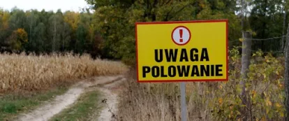 Na zdjęciu tabliczka z napisem Uwaga Polowanie!