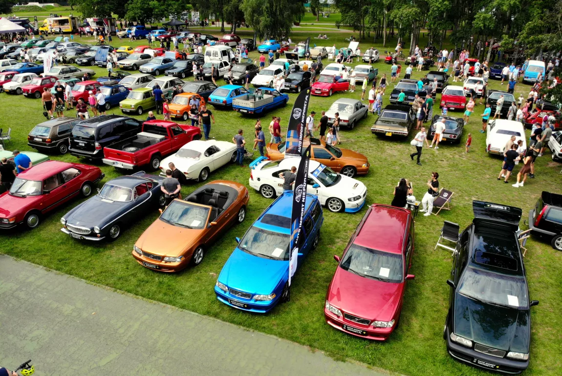Na zdjęciu wiele samochodów retro - uczestników 1. Zlotu Classic Cars Legionowo  sfotografowanych z góry