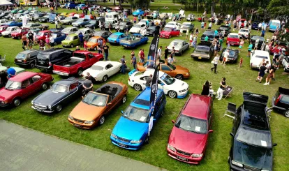 Na zdjęciu wiele samochodów retro - uczestników 1. Zlotu Classic Cars Legionowo  sfotografowanych z góry