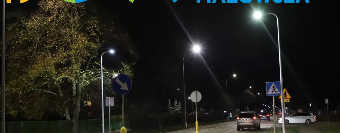 Zdjęcie przedstawia oświetlone przejście dla pieszych z logotypem Budżetu Obywatelskiego Mazowsza