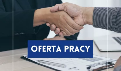 kobieta podająca rękę mężczyźnie nad stolikiem