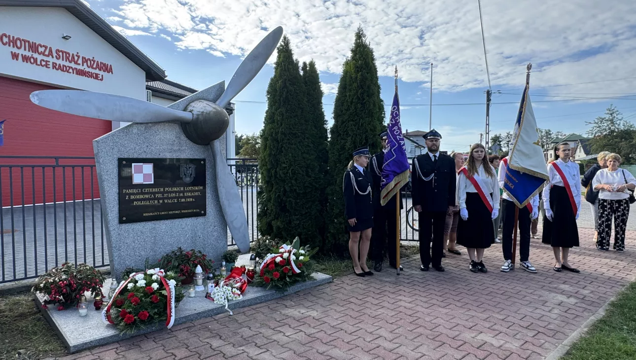 Zdjęcia z uroczystego złożenia kwiatów pod pomnikiem załogi polskiego bombowca PZL.37 Łoś