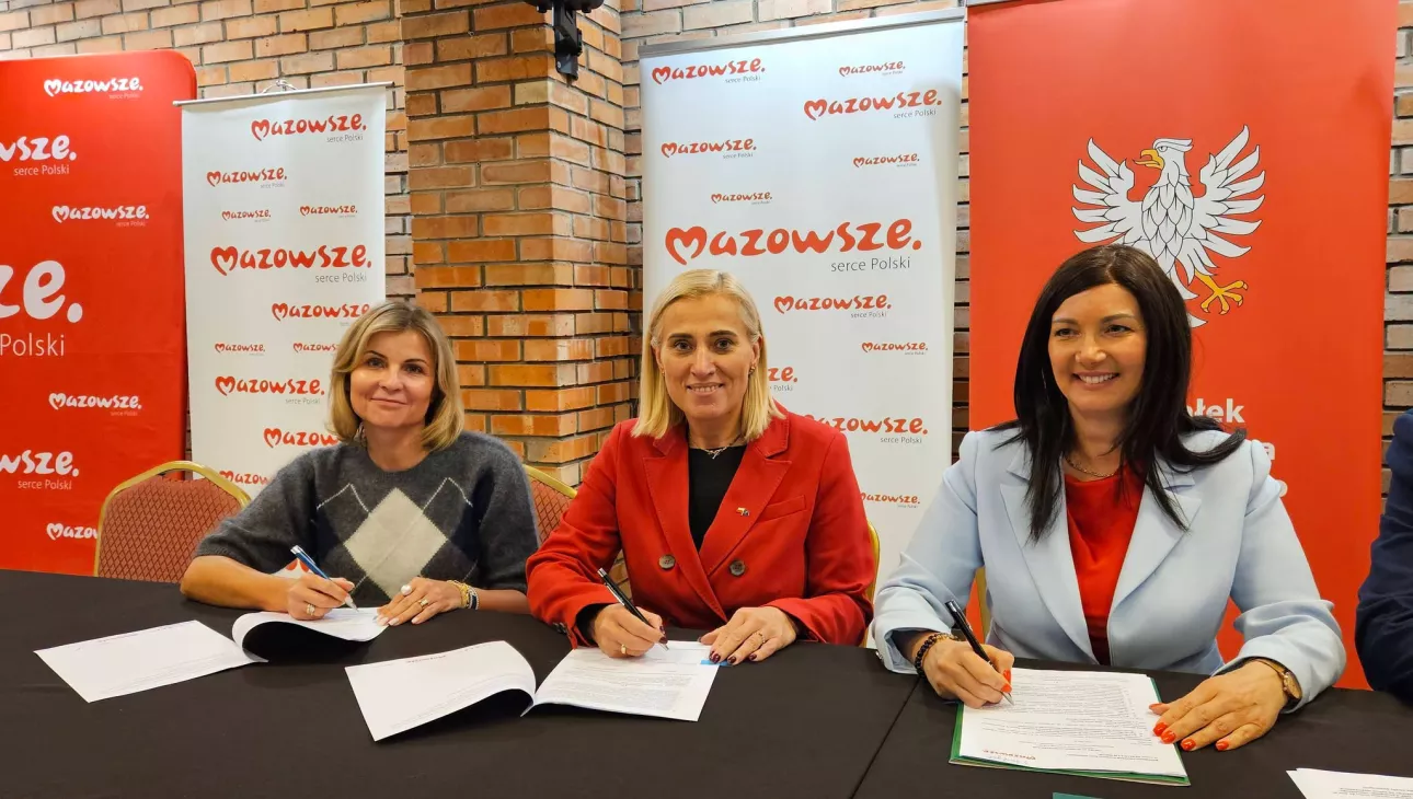 Na zdjęciu Anna Brzezińska Członkini Zarządu Województwa Mazowieckiego, Agnieszka Powała Wójt Gminy Nieporęt oraz Katarzyna Skuza Skarbnik Gminy Nieporęt przy podpisaniu umowy