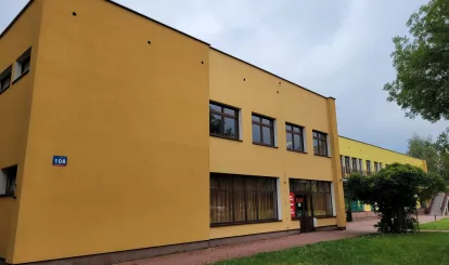 Na zdjęciu budynek usługowy w Białobrzegach gmina Nieporęt gdzie znajduje się lokal do wynajęcia