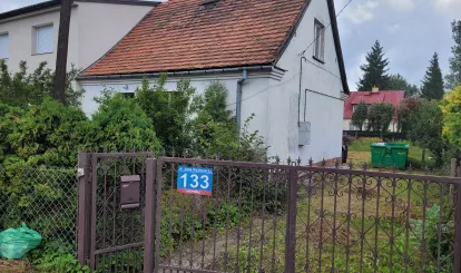 Na zdjęciu dom i działka gminna znajdujące się w Nieporęcie wystawiona do sprzedaży 