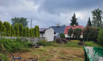 Na zdjęciu dom i działka gminna znajdujące się w Nieporęcie wystawiona do sprzedaży 
