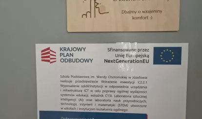 Wdrażanie inwestycji C2.2.1 w szkołach gminy Nieporęt - na zdjęciu tabliczka z oznaczeniem pozyskania środków z KPO