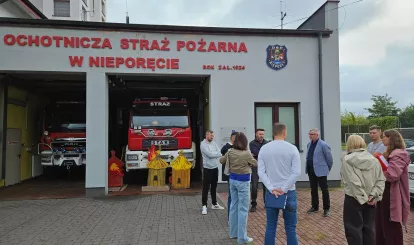 Wprowadzenie wykonawcy na teren budowy - remiza OSP w Nieporęcie. Na zdjęciu wykonawcy i inwestorzy przed budynkiem remizy strażackiej