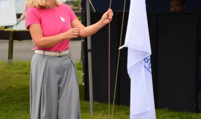 Olimpiada Seniorów Nieporęt 2026 - rozpoczęcie imprezy - wciągnięcie flagi olimpijskiej na maszt dokonuje pani Agnieszka Powała Wójt Gminy Nieporęt