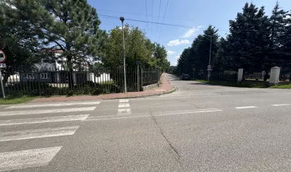 Na zdjęciu skrzyżowanie dróg: ulicy Przyszłość z ulicą Klonową w Stanisławowie Pierwszym, Gmina Nieporęt