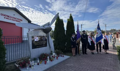 Zdjęcia z uroczystego złożenia kwiatów pod pomnikiem załogi polskiego bombowca PZL.37 Łoś