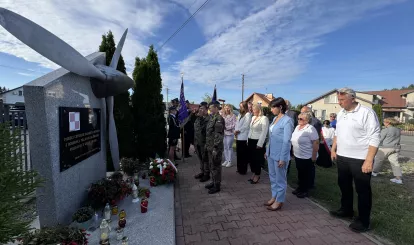 Zdjęcia z uroczystego złożenia kwiatów pod pomnikiem załogi polskiego bombowca PZL.37 Łoś