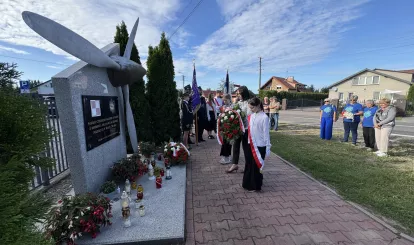 Zdjęcia z uroczystego złożenia kwiatów pod pomnikiem załogi polskiego bombowca PZL.37 Łoś