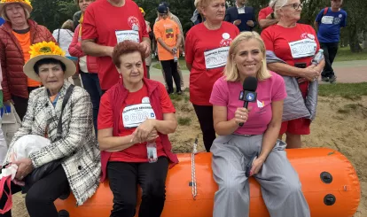 Olimpiada Seniorów Nieporęt 2026 - pani wójt Agnieszka Powała kibicuje w trakcie konkurencji kajakarstwo