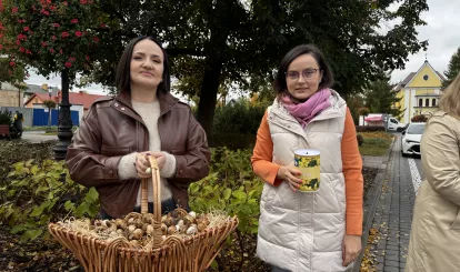 Akcja charytatywna Pola Nadziei w Nieporęcie, na zdjęciu urzędnicy gminni z cebulkami żonkili i puszką na datki