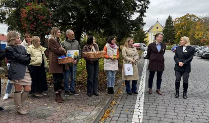 Akcja charytatywna Pola Nadziei w Nieporęcie, na zdjęciu urzędnicy 