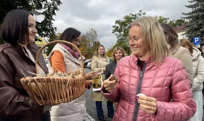 Akcja charytatywna Pola Nadziei w Nieporęcie, na zdjęciu urzędnicy gminni pobierają cebulki kwiatów