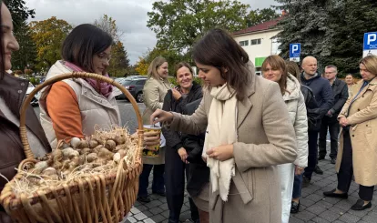 Akcja charytatywna Pola Nadziei w Nieporęcie, na zdjęciu urzędnicy gminni pobierają cebulki kwiatów i wpłacają datki