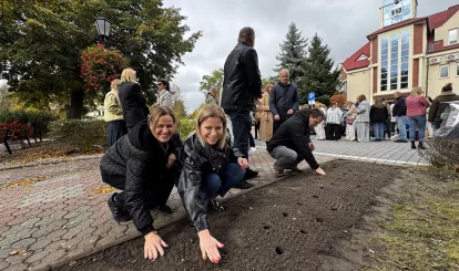 Akcja charytatywna Pola Nadziei w Nieporęcie, na zdjęciu urzędnicy gminni sadzą żonkile