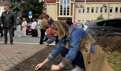 Akcja charytatywna Pola Nadziei w Nieporęcie, na zdjęciu urzędnicy gminni sadzą żonkile